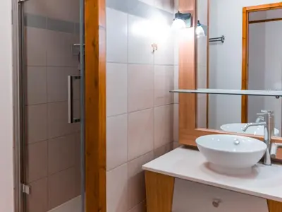 Salle de bains dans l'établissement Appartement 3 pièces avec balcon, WIFI, parking et accès piscine, Les Arcs 1800 - FR-1-411-850