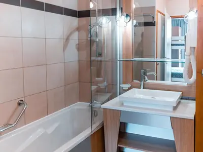 Salle de bains dans l'établissement Appartement 3 pièces avec balcon, WIFI, parking et accès piscine, Les Arcs 1800 - FR-1-411-850