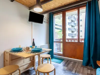 Télévision ou salle de divertissement dans l'établissement Studio Rond Point des Pistes - Val Claret-19 by Interhome