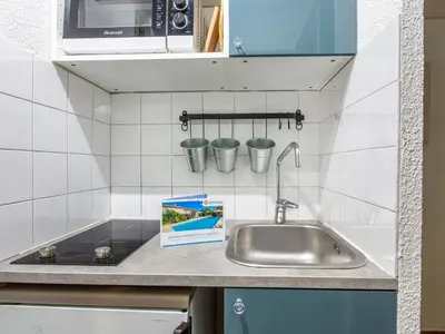 Cuisine ou kitchenette dans l'établissement Studio Rond Point des Pistes - Val Claret-19 by Interhome
