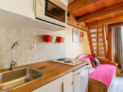 Cuisine ou kitchenette dans l'établissement Studio Rond Point des Pistes - Val Claret-18 by Interhome