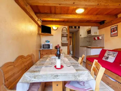 Cuisine ou kitchenette dans l'établissement Studio Rond Point des Pistes - Val Claret-18 by Interhome