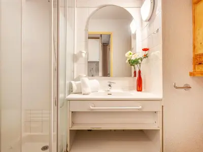 Salle de bains dans l'établissement Studio Rond Point des Pistes - Val Claret-18 by Interhome
