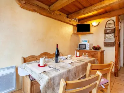 Télévision ou salle de divertissement dans l'établissement Studio Rond Point des Pistes - Val Claret-18 by Interhome