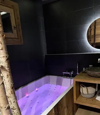 Salle de bains dans l'établissement Appartement style chalet 5* vue Mont-Blanc - Arc 1950