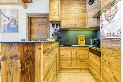 Cuisine ou kitchenette dans l'établissement Appartement style chalet 5* vue Mont-Blanc - Arc 1950