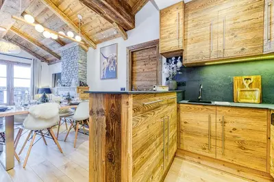 Cuisine ou kitchenette dans l'établissement Appartement style chalet 5* vue Mont-Blanc - Arc 1950