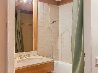 Salle de bains dans l'établissement Studio confortable au centre, balcon, 2-4 pers. - FR-1-518-105