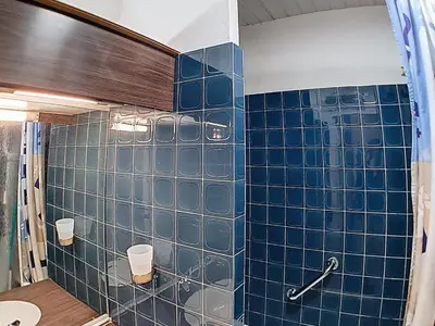 Salle de bains dans l'établissement Studio basique 2 pers. au centre de Val-d'Isère - FR-1-518-125