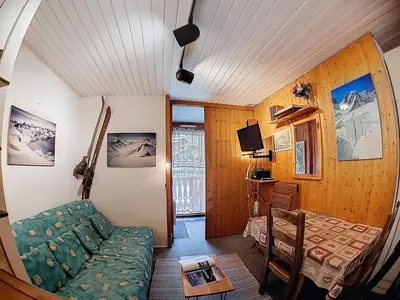 Télévision ou salle de divertissement dans l'établissement Studio basique 2 pers. au centre de Val-d'Isère - FR-1-518-125
