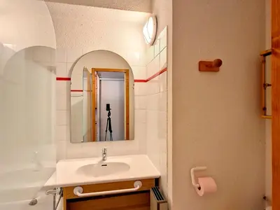 Salle de bains dans l'établissement Appartement cosy, accès direct pistes, 2-4 pers - FR-1-518-135