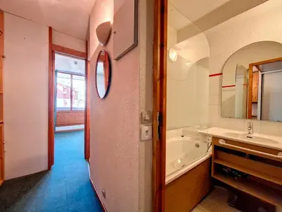 Salle de bains dans l'établissement Appartement cosy, accès direct pistes, 2-4 pers - FR-1-518-135