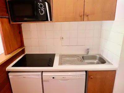 Cuisine ou kitchenette dans l'établissement Studio cabine 4 personnes, proche pistes, balcon, animaux acceptés - FR-1-502-421
