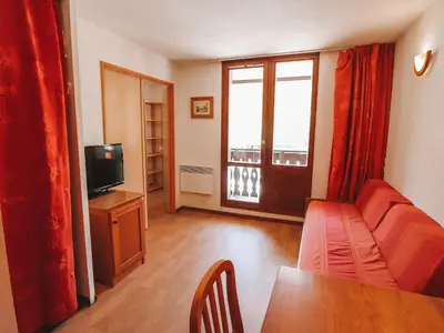Télévision ou salle de divertissement dans l'établissement Studio cabine 4 personnes, proche pistes, balcon, animaux acceptés - FR-1-502-421