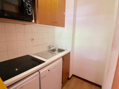 Cuisine ou kitchenette dans l'établissement Studio cabine 4 personnes, proche pistes, balcon, animaux acceptés - FR-1-502-421