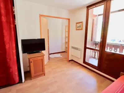 Télévision ou salle de divertissement dans l'établissement Studio cabine 4 personnes, proche pistes, balcon, animaux acceptés - FR-1-502-421