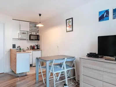 Cuisine ou kitchenette dans l'établissement Confortable appartement à La Daille, accès direct aux pistes, 4 pers. - FR-1-518-109