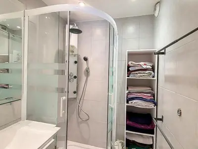 Salle de bains dans l'établissement Confortable appartement à La Daille, accès direct aux pistes, 4 pers. - FR-1-518-109