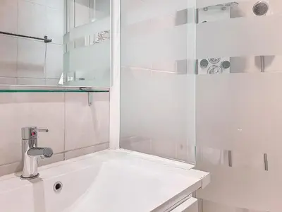 Salle de bains dans l'établissement Confortable appartement à La Daille, accès direct aux pistes, 4 pers. - FR-1-518-109