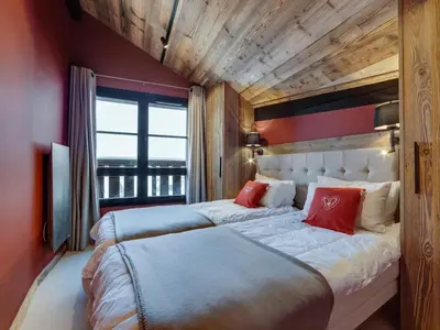 Un ou plusieurs lits dans un hébergement de l'établissement Appartement ski aux pieds avec Wifi à Arc 1950 - FR-1-686-21