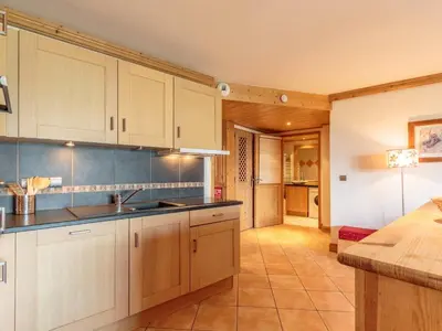 Cuisine ou kitchenette dans l'établissement Appartement spacieux 8 pers with Parking & WIFI, proche des pistes - FR-1-352-79