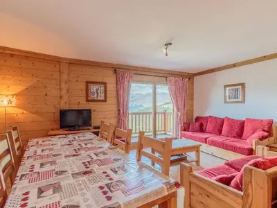 Coin salon dans l'établissement Appartement spacieux 8 pers with Parking & WIFI, proche des pistes - FR-1-352-79