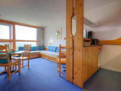 Coin salon dans l'établissement Appartement 5 pers. - Ski aux pieds avec balcon et Wifi - FR-1-346-486