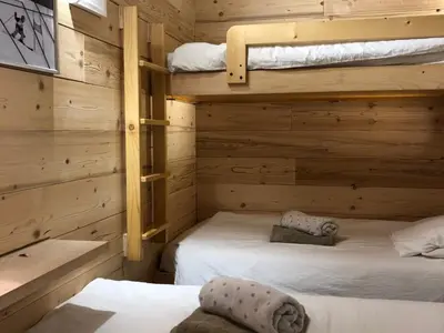 Un ou plusieurs lits dans un hébergement de l'établissement Appartement rénové 3 pièces, ski aux pieds, 7 pers, balcons, 2 salles de bain - FR-1-346-527