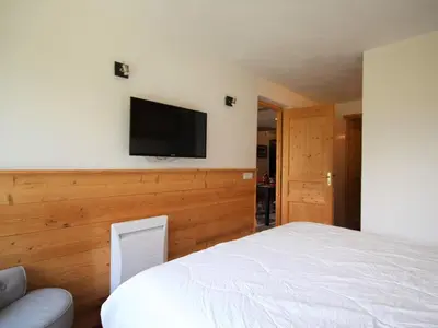 Télévision ou salle de divertissement dans l'établissement Appartement rénové 3 pièces, ski aux pieds, 7 pers, balcons, 2 salles de bain - FR-1-346-527