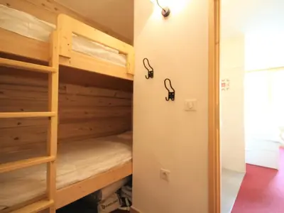 Un ou plusieurs lits superposés dans un hébergement de l'établissement Appartement rénové 3 pièces, ski aux pieds, 7 pers, balcons, 2 salles de bain - FR-1-346-527
