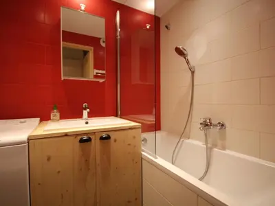Salle de bains dans l'établissement Appartement rénové 3 pièces, ski aux pieds, 7 pers, balcons, 2 salles de bain - FR-1-346-527