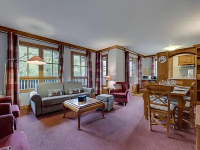 Coin salon dans l'établissement Appartement Arc 1950 Skis aux Pieds avec Piscines et Jacuzzi - FR-1-686-22