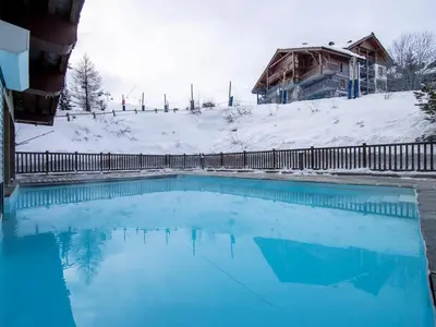 Piscine de l'établissement Appartement Arc 1950 Skis aux Pieds avec Piscines et Jacuzzi - FR-1-686-22 ou située à proximité