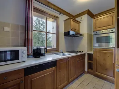 Cuisine ou kitchenette dans l'établissement Appartement Arc 1950 Skis aux Pieds avec Piscines et Jacuzzi - FR-1-686-22