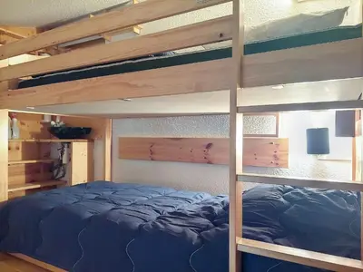 Un ou plusieurs lits dans un hébergement de l'établissement Triplex skis aux pieds à Charmettoger, 6 pers. - FR-1-346-525