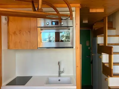 Cuisine ou kitchenette dans l'établissement Triplex skis aux pieds à Charmettoger, 6 pers. - FR-1-346-525