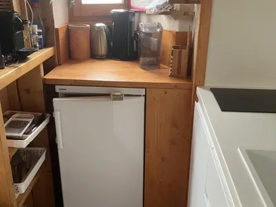 Cuisine ou kitchenette dans l'établissement Triplex skis aux pieds à Charmettoger, 6 pers. - FR-1-346-525
