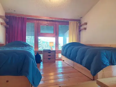 Coin salon dans l'établissement Triplex skis aux pieds à Charmettoger, 6 pers. - FR-1-346-525