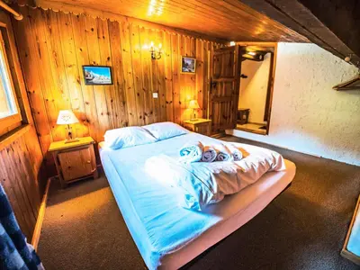 Un ou plusieurs lits dans un hébergement de l'établissement Chalet Neve - BEAU DUPLEX SOUS LES TOITS AVEC CHEMINEE MAE-2354
