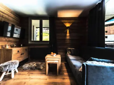Coin salon dans l'établissement Résidence Rond Point Des Pistes B - Appartement rénové·Départ et retour ski aux pieds· MAE-2414