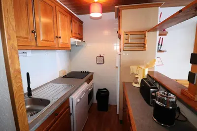 Cuisine ou kitchenette dans l'établissement Résidence Roches Rouges A - Appartement calme et près des pistes. MAE-2474