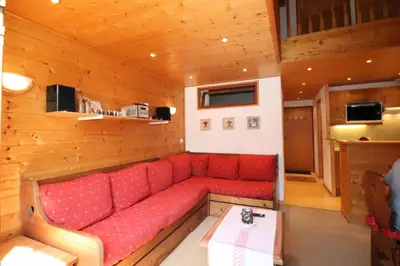 Coin salon dans l'établissement Résidence Hameau Du Borsat 3 - Duplex rénové & lumineux · Ski au pied MAE-2514
