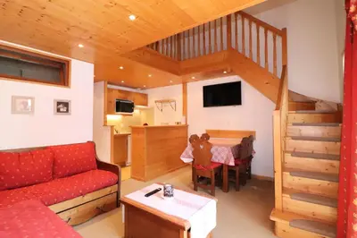 Télévision ou salle de divertissement dans l'établissement Résidence Hameau Du Borsat 3 - Duplex rénové & lumineux · Ski au pied MAE-2514