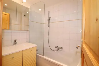 Salle de bains dans l'établissement Résidence Hameau Du Borsat 3 - Duplex rénové & lumineux · Ski au pied MAE-2514