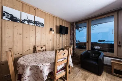 Télévision ou salle de divertissement dans l'établissement Résidence Grandes Platieres 2 - Appartement chaleureux et authentique MAE-2534