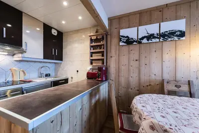 Cuisine ou kitchenette dans l'établissement Résidence Grandes Platieres 2 - Appartement chaleureux et authentique MAE-2534