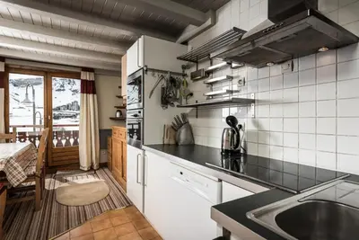 Cuisine ou kitchenette dans l'établissement Résidence Rosuel - Appartement avec une vue dégagée sur le lac MAE-2544