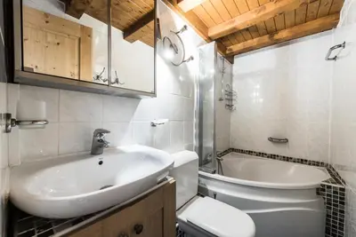Salle de bains dans l'établissement Résidence Rosuel - Appartement avec une vue dégagée sur le lac MAE-2544