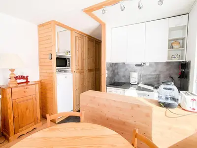 Cuisine ou kitchenette dans l'établissement Résidence Prariond B - 2 pièces accès direct sur les pistes MAE-2584