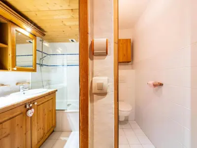 Salle de bains dans l'établissement Résidence Ecrin Des Neiges - Appartement confortable · Wifi · Balcon MAE-2634